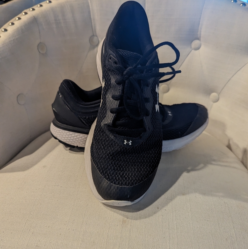 Under armor charged escape black tennis shoes